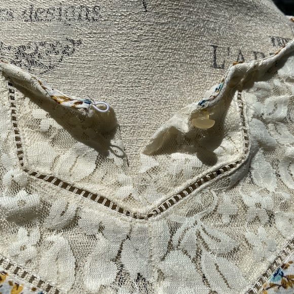 Floral Top - Picture 6 of 7